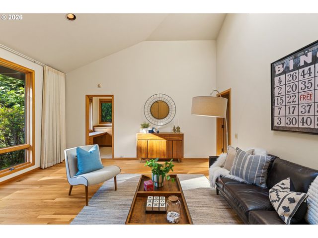 4035 Sw WESTDALE Dr, Portland, OR 97221