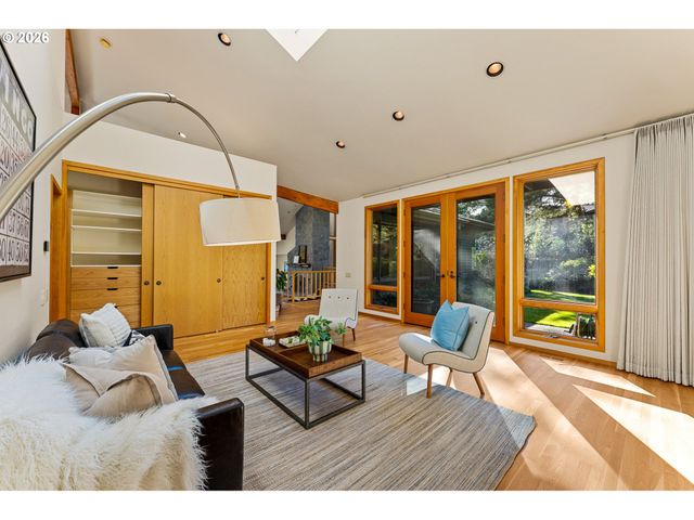 4035 Sw WESTDALE Dr, Portland, OR 97221