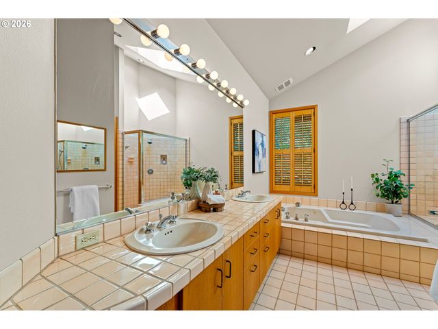 4035 Sw WESTDALE Dr, Portland, OR 97221