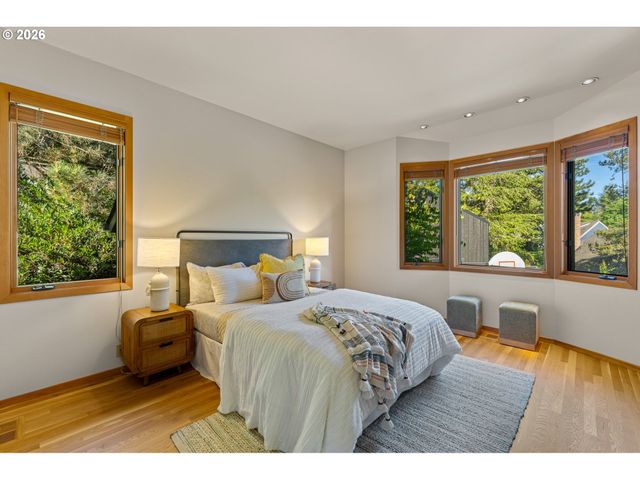 4035 Sw WESTDALE Dr, Portland, OR 97221