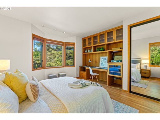 4035 Sw WESTDALE Dr, Portland, OR 97221