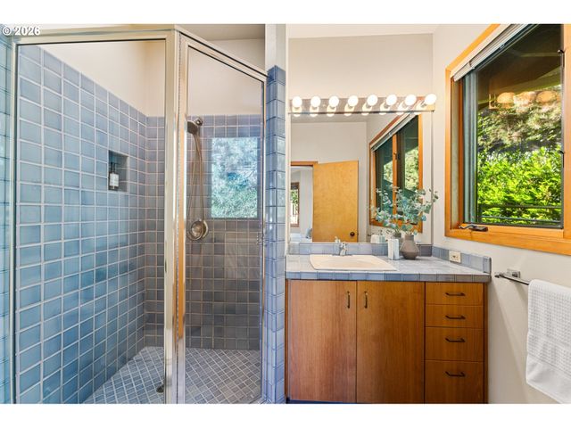 4035 Sw WESTDALE Dr, Portland, OR 97221