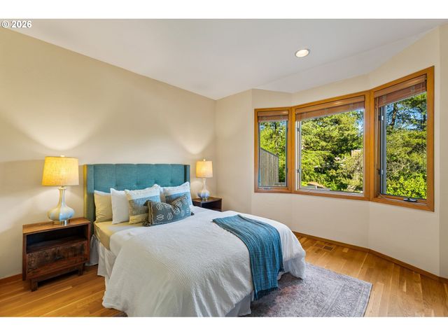 4035 Sw WESTDALE Dr, Portland, OR 97221