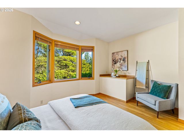 4035 Sw WESTDALE Dr, Portland, OR 97221