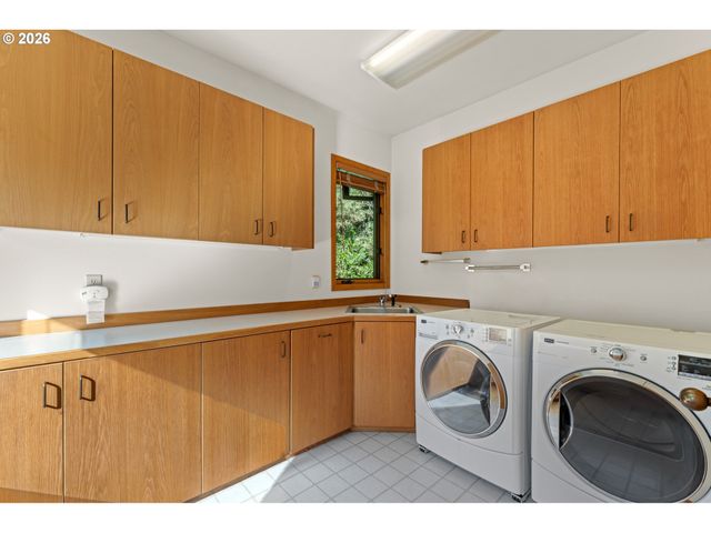4035 Sw WESTDALE Dr, Portland, OR 97221
