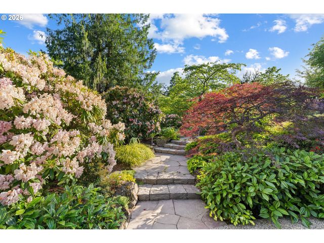 4035 Sw WESTDALE Dr, Portland, OR 97221