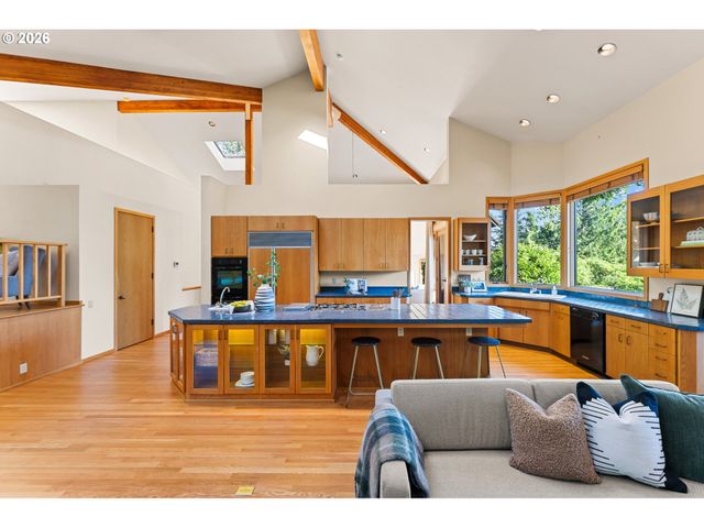4035 Sw WESTDALE Dr, Portland, OR 97221