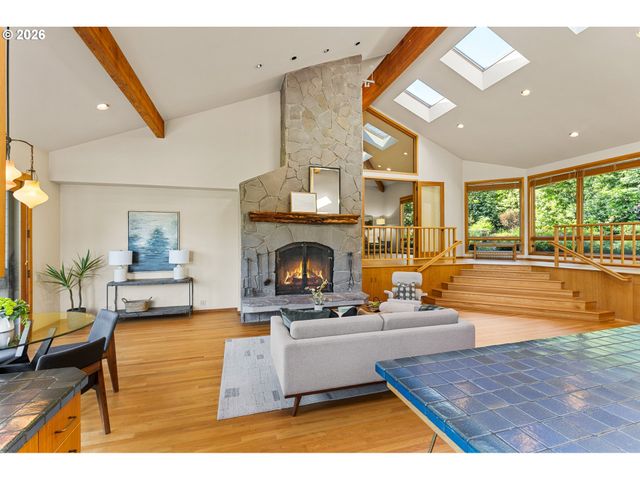 4035 Sw WESTDALE Dr, Portland, OR 97221
