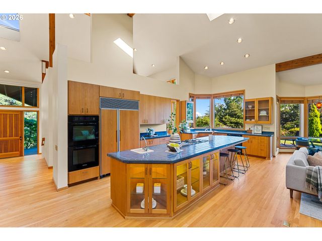 4035 Sw WESTDALE Dr, Portland, OR 97221