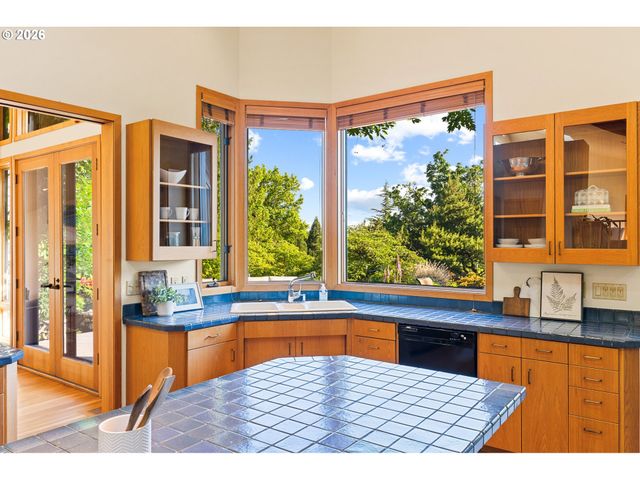 4035 Sw WESTDALE Dr, Portland, OR 97221