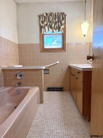 1140 E Street, Geneva, NE 68361