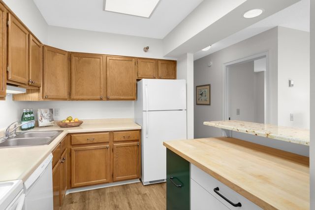 7600 Golden Valley Road 709, Golden Valley, MN 55427