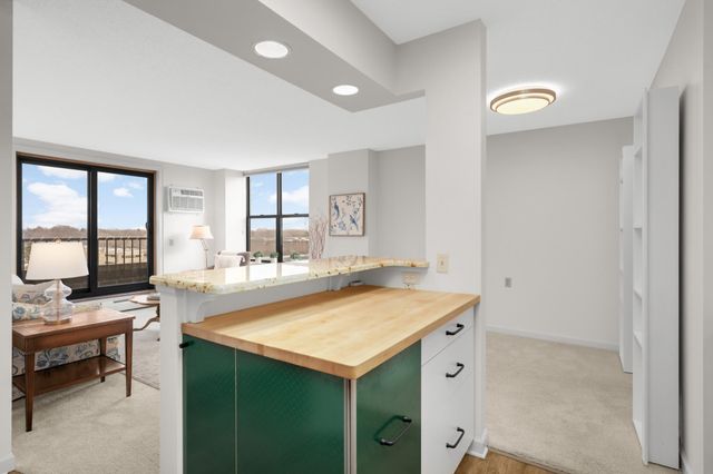 7600 Golden Valley Road 709, Golden Valley, MN 55427