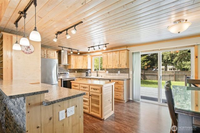 19147 Loganberry Street SW, Rochester, WA 98579