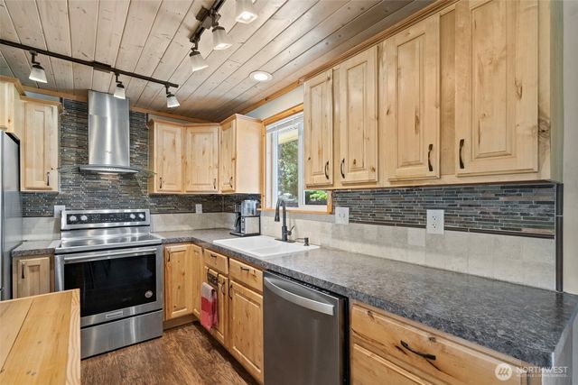 19147 Loganberry Street SW, Rochester, WA 98579