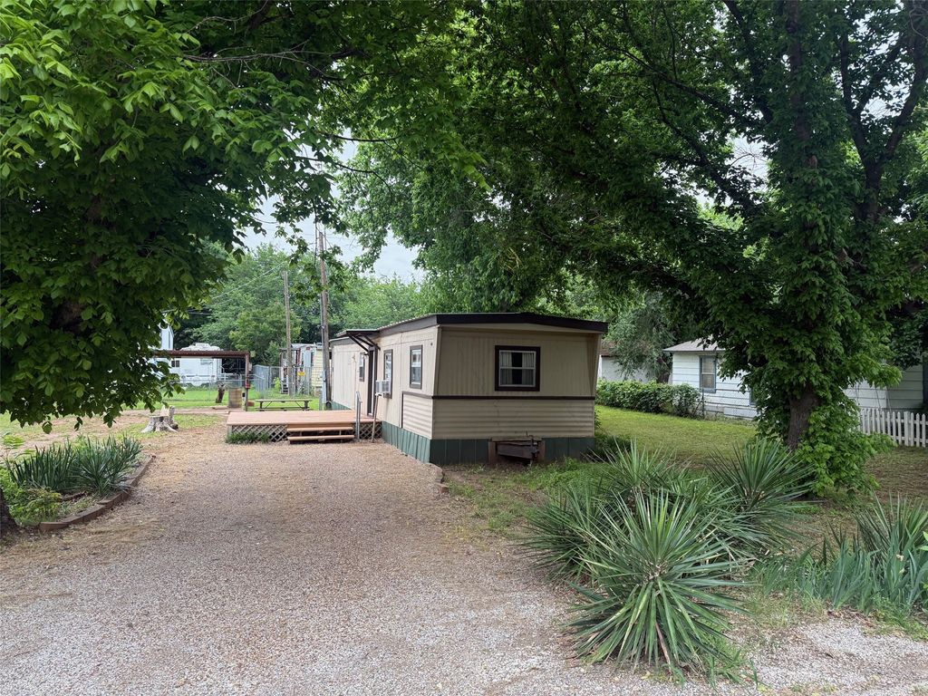 5423 Clear View Drive, Granbury, TX 76048