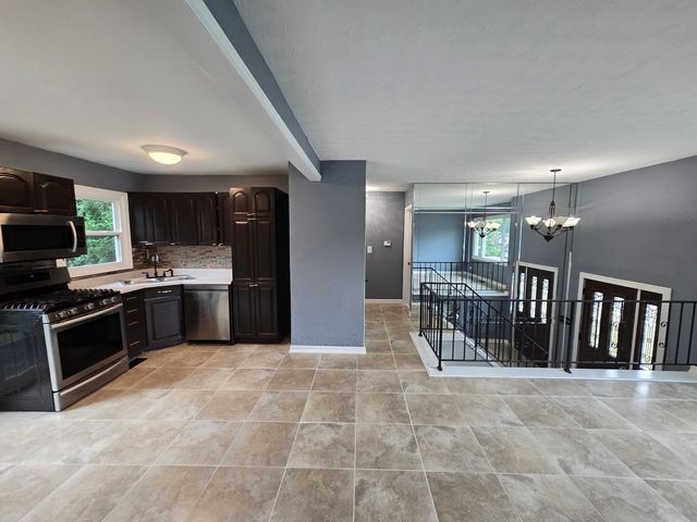 423 W WALNUT Drive, Streamwood, IL 60107
