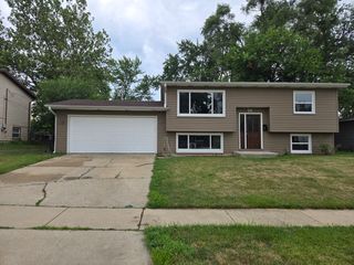 423 W WALNUT Drive, Streamwood, IL 60107