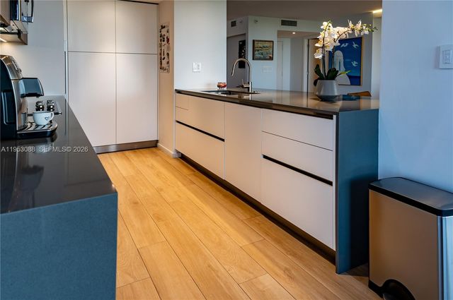 1000 Quayside Ter 801, Miami, FL 33138