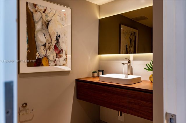 1000 Quayside Ter 801, Miami, FL 33138