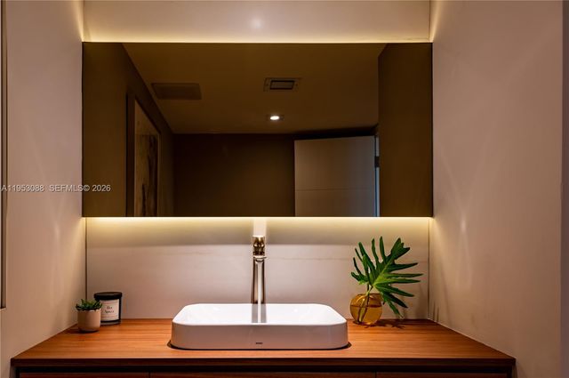 1000 Quayside Ter 801, Miami, FL 33138