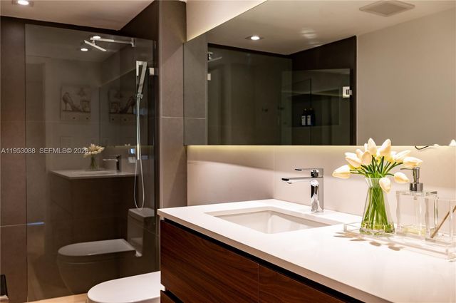 1000 Quayside Ter 801, Miami, FL 33138