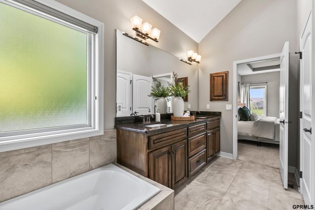 12205 S 73Rd Avenue, Papillion, NE 68046
