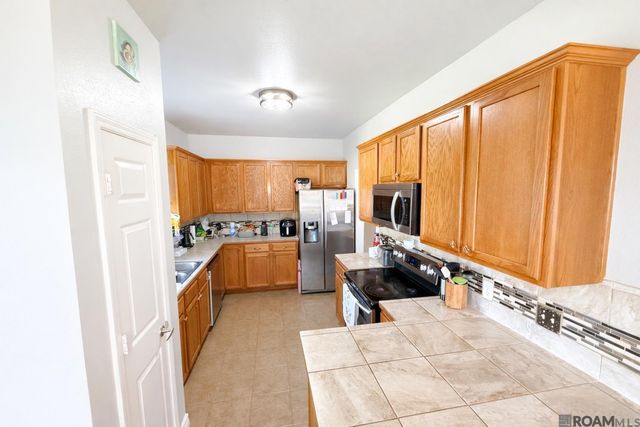 23592 Country Manor Ave, Denham Springs, LA 70726