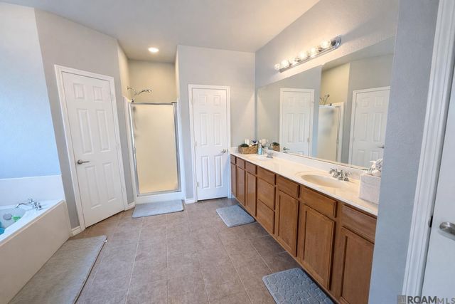 23592 Country Manor Ave, Denham Springs, LA 70726