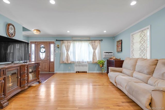 276 85th Avenue, Floral Park, NY 11001