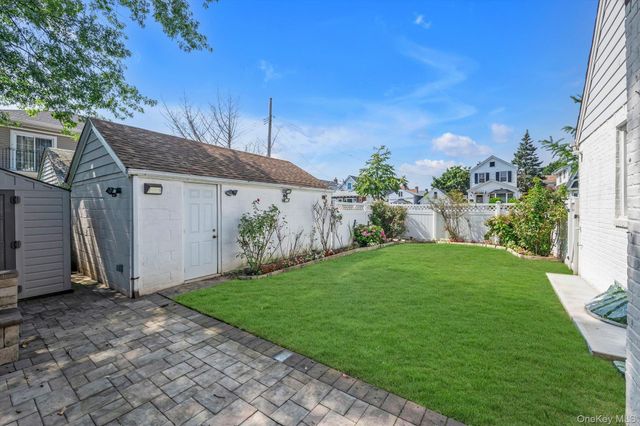 276 85th Avenue, Floral Park, NY 11001