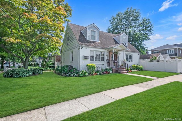 276 85th Avenue, Floral Park, NY 11001