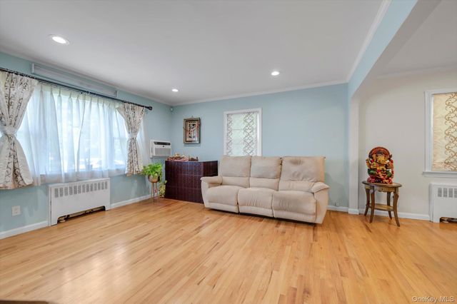 276 85th Avenue, Floral Park, NY 11001