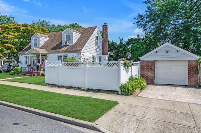 276 85th Avenue, Floral Park, NY 11001