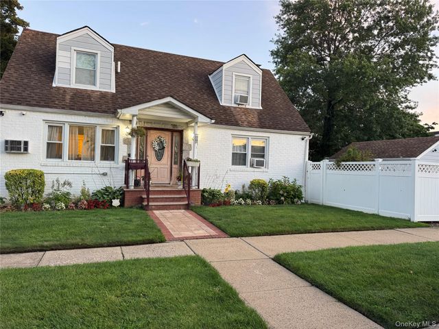 276 85th Avenue, Floral Park, NY 11001