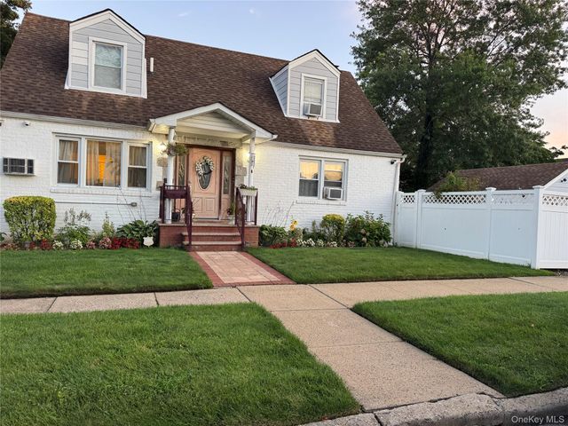 276 85th Avenue, Floral Park, NY 11001