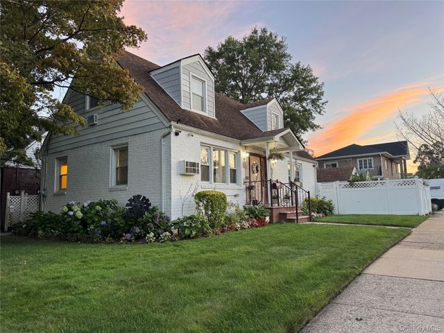 276 85th Avenue, Floral Park, NY 11001