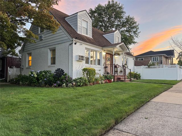276 85th Avenue, Floral Park, NY 11001