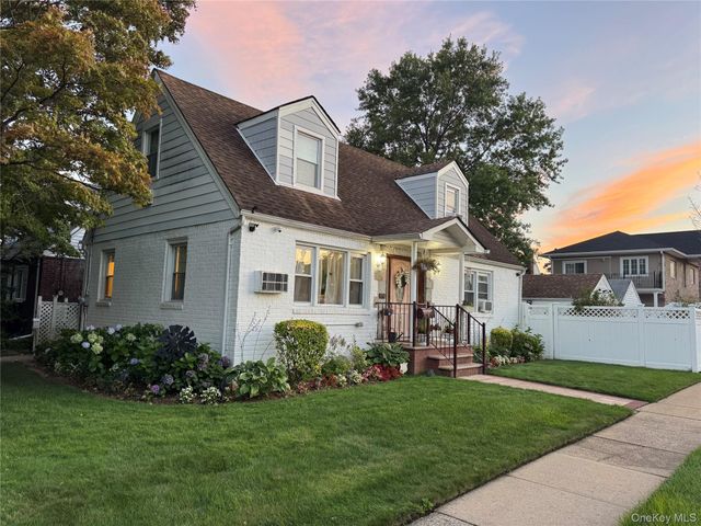 276 85th Avenue, Floral Park, NY 11001