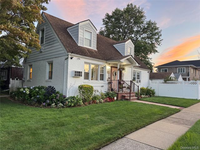 276 85th Avenue, Floral Park, NY 11001
