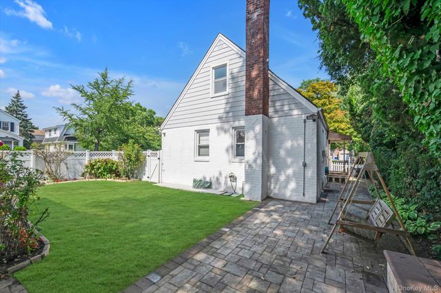 276 85th Avenue, Floral Park, NY 11001
