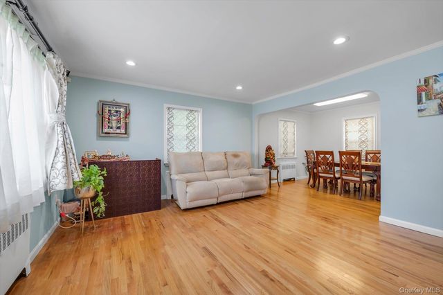 276 85th Avenue, Floral Park, NY 11001
