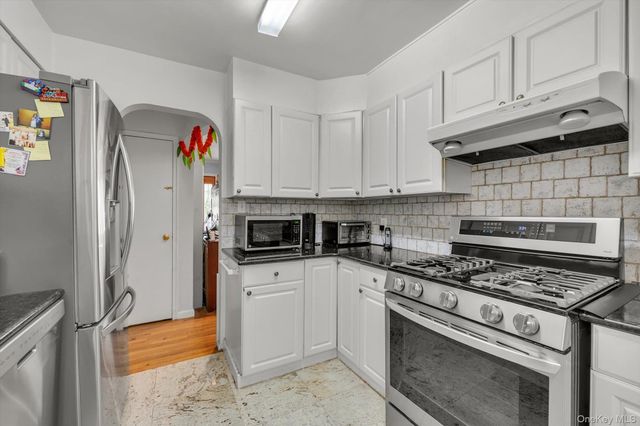 276 85th Avenue, Floral Park, NY 11001