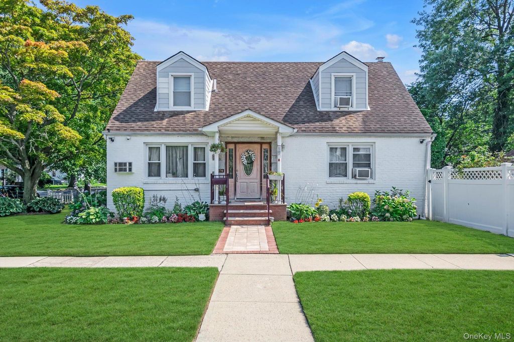 276 85th Avenue, Floral Park, NY 11001