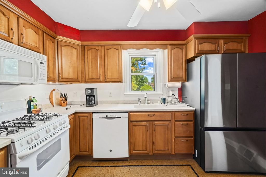Image 10 of property listing at 5510 GREENFIELD AVE, Baltimore, MD 21206