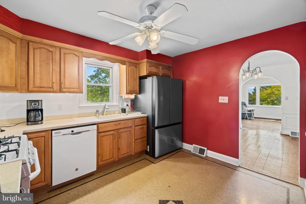 Image 11 of property listing at 5510 GREENFIELD AVE, Baltimore, MD 21206