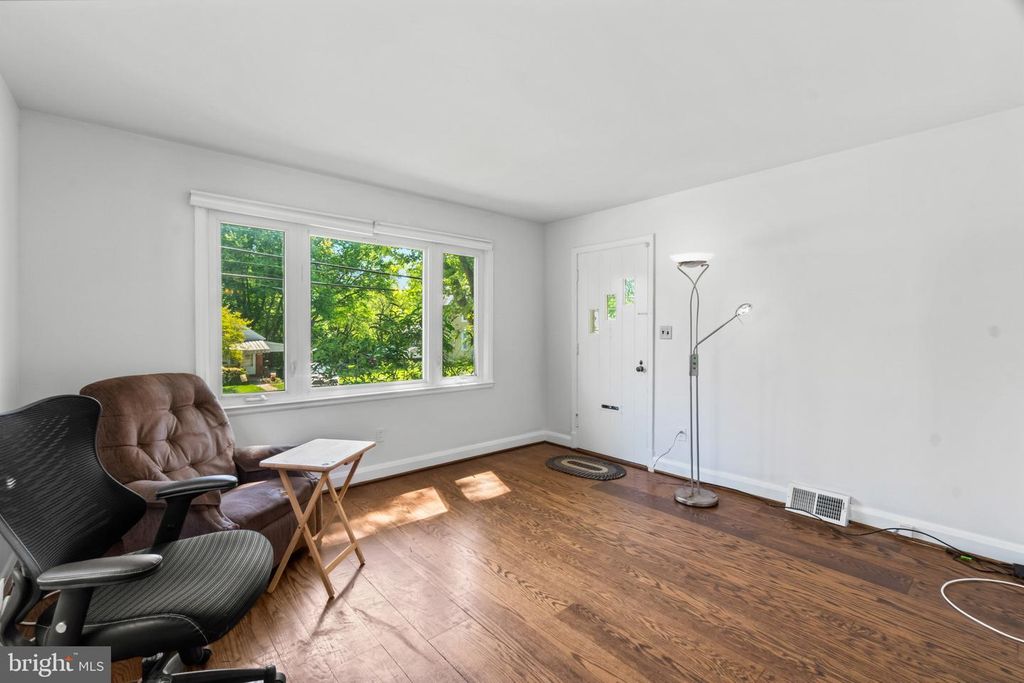 Image 5 of property listing at 5510 GREENFIELD AVE, Baltimore, MD 21206
