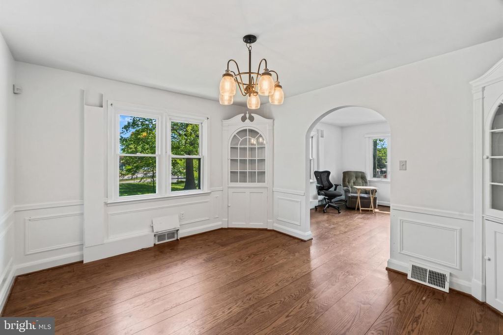 Image 7 of property listing at 5510 GREENFIELD AVE, Baltimore, MD 21206