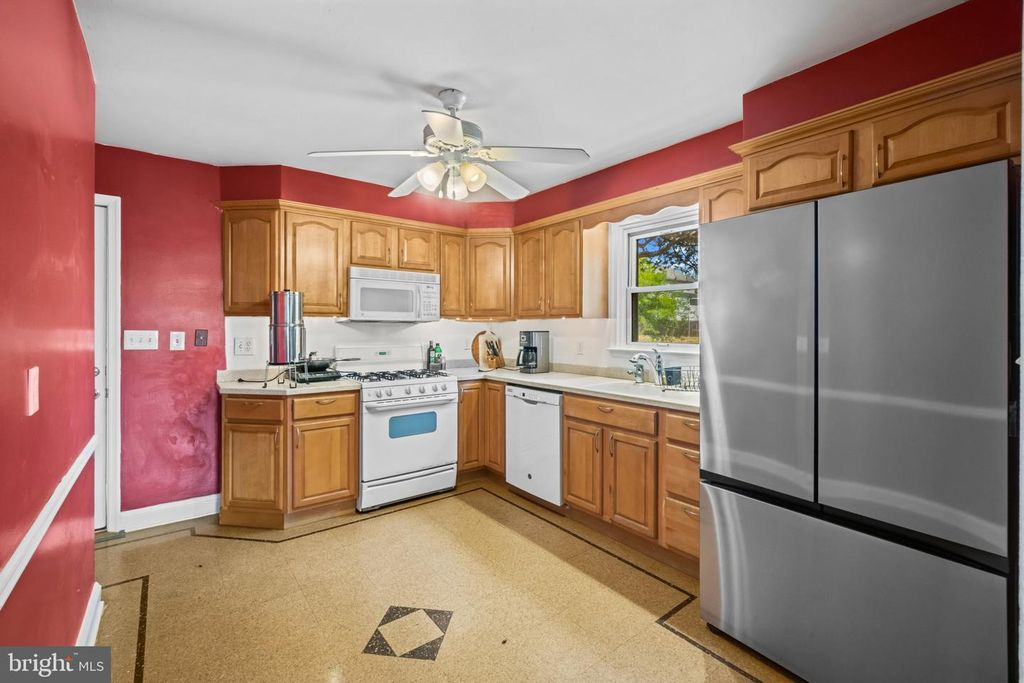 Image 9 of property listing at 5510 GREENFIELD AVE, Baltimore, MD 21206