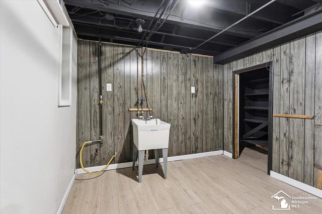 6810 Robinson Street, Allen Park, MI 48101